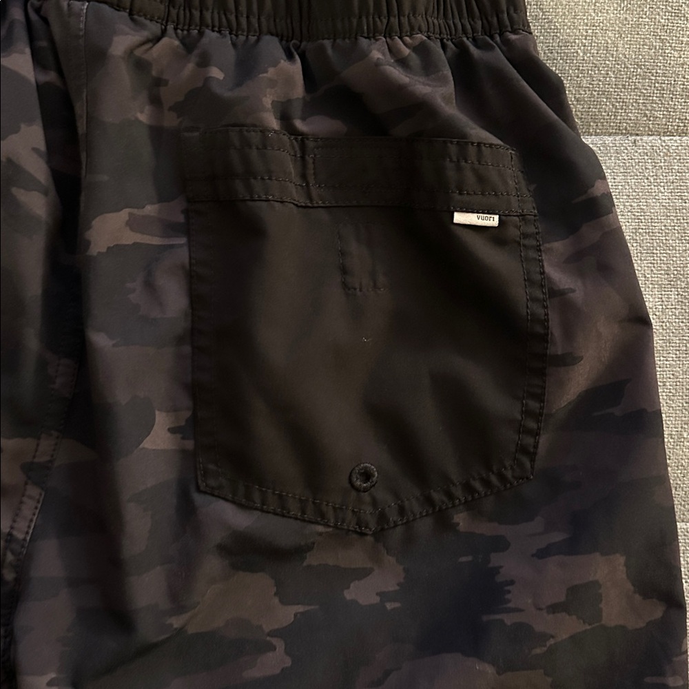Vuori Kore Lined Camo Shorts 8” Size XS - Picture 6 of 7